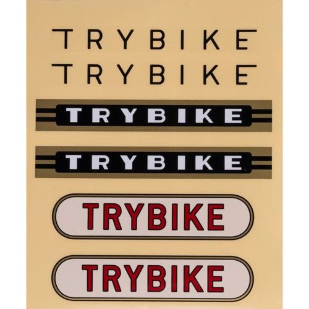 Een vel met verschillende Trybike logo stickers.