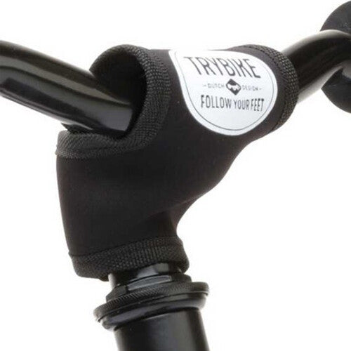 Trybike stuurkussen van zwart neopreen met logo, bevestigd aan een fietsstuur.