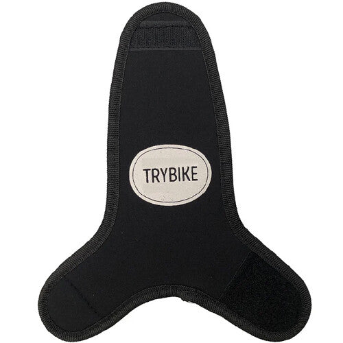 Trybike stuurkussen van zwart neopreen met logo, plat gefotografeerd met klittenbandsluitingen.