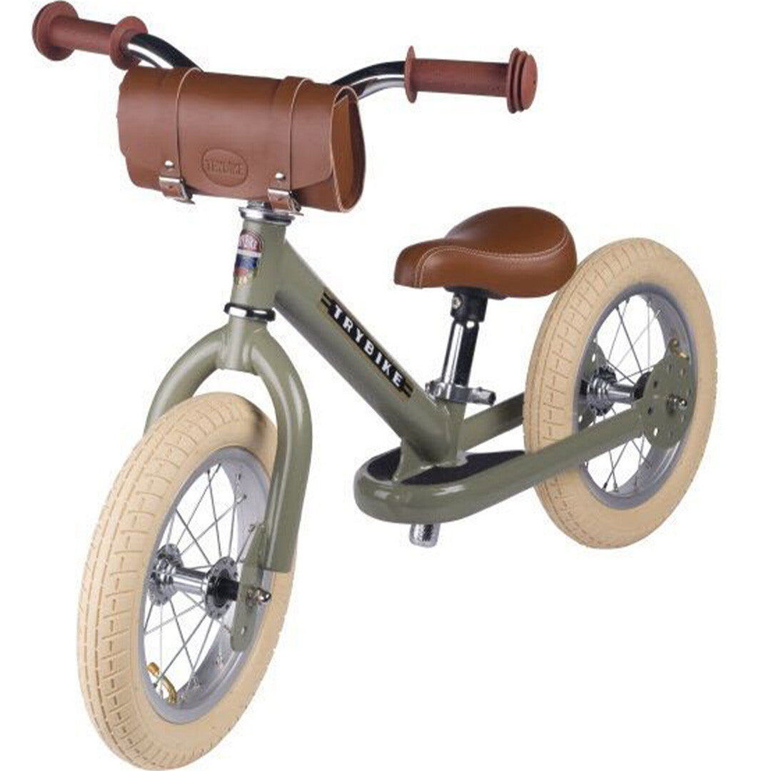 Trybike bruine stuurtas gemonteerd op een Trybike loopfiets.