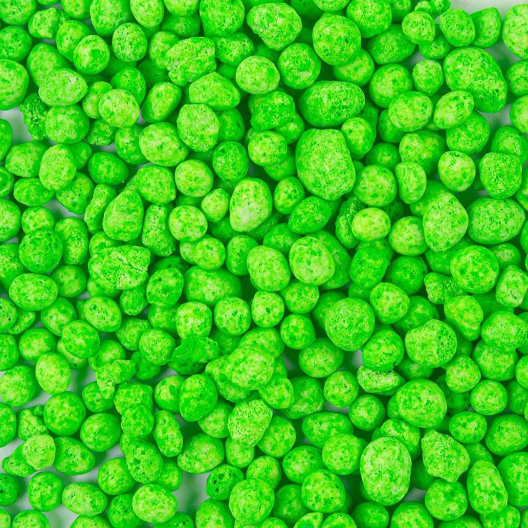 Detailopname van vele kleine, groene minerale balletjes met textuur.