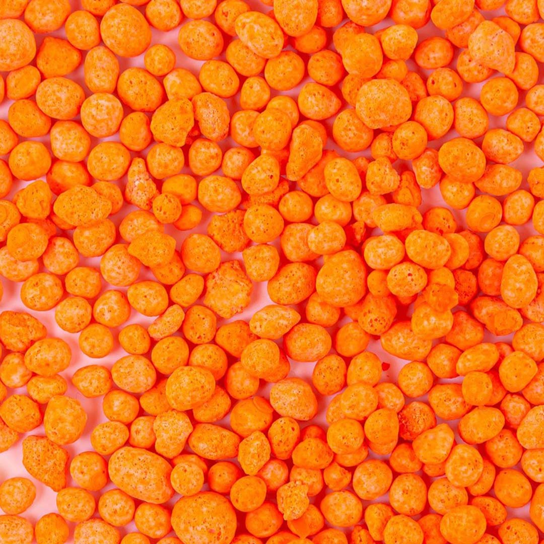 Detailopname van oranje minerale balletjes voor sensorisch speelgoed.