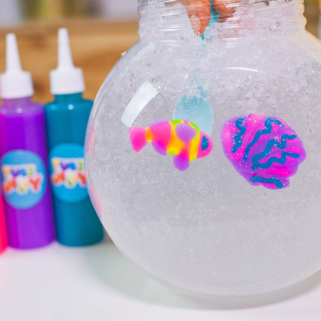 Een Tuban Tubi Jelly aquarium met een kleurrijke vis en koraalvormige creatie.
