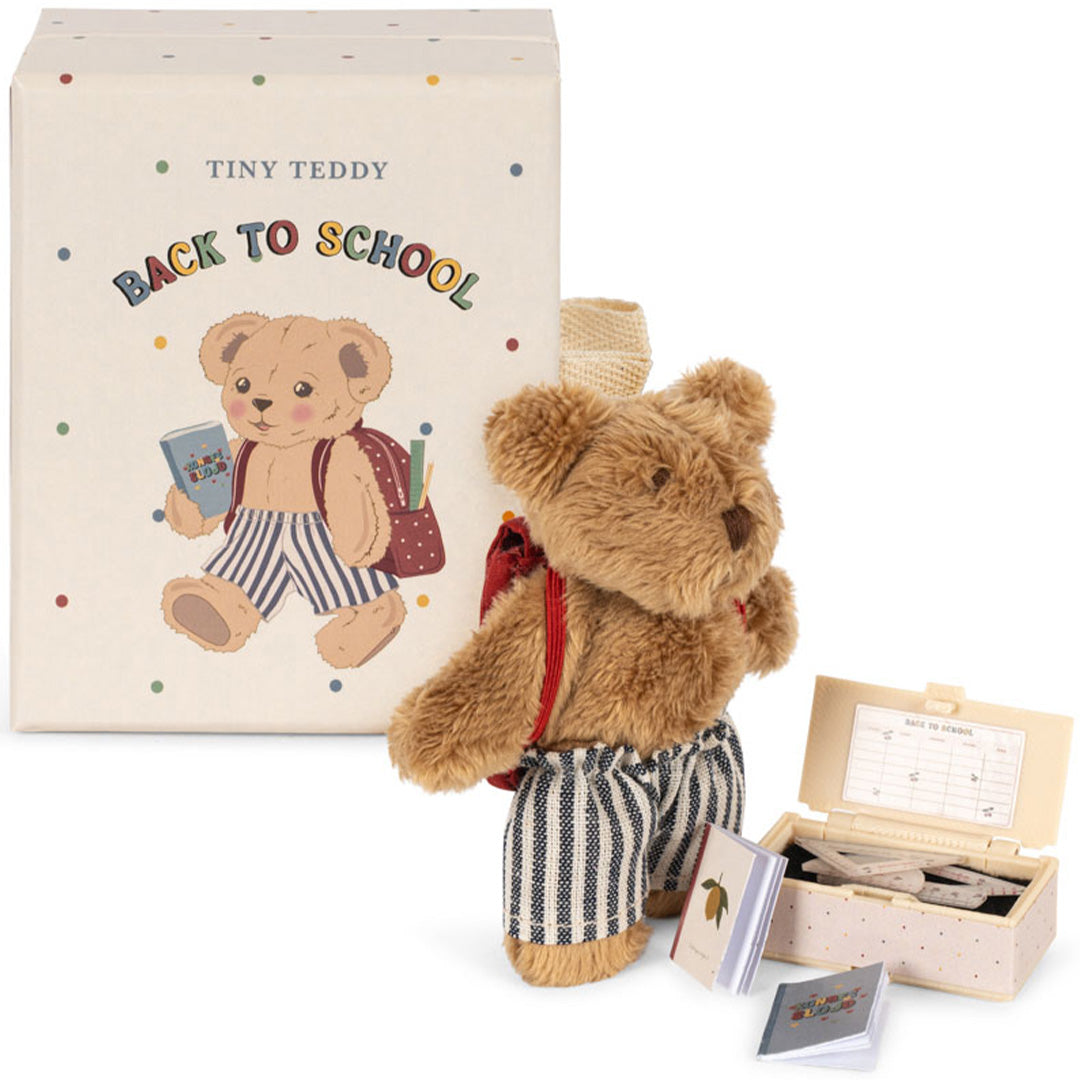 Konges Sløjd knuffelbeer Tiny Teddy met schoolspullen en de productverpakking met 'Back to School' thema.
