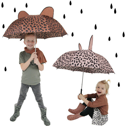 Twee lachende kinderen met kinderparaplu's met luipaardprint en dierenoren, omringd door getekende regendruppels.