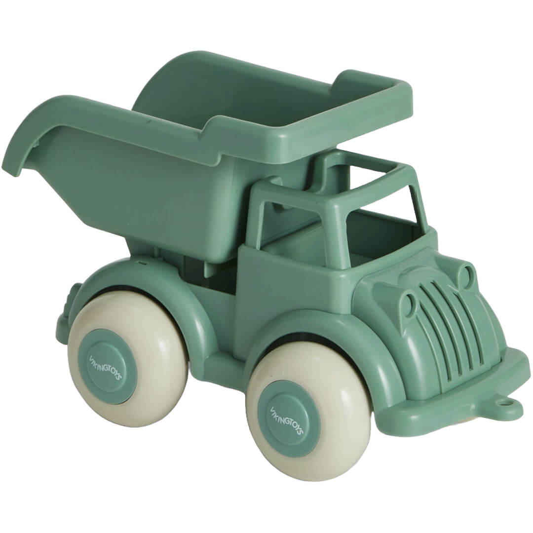 Viking Toys groene plastic speelgoed kiepwagen met witte wielen, schuin van voren gefotografeerd.