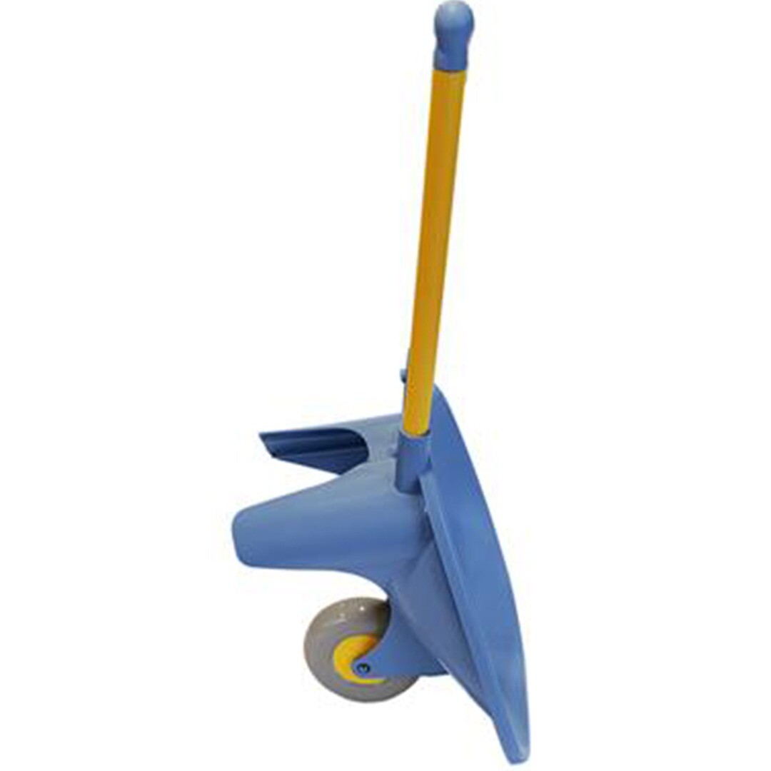 Viking Toys blauwe plastic speelgoed kruiwagen, schuin van de zijkant gezien.