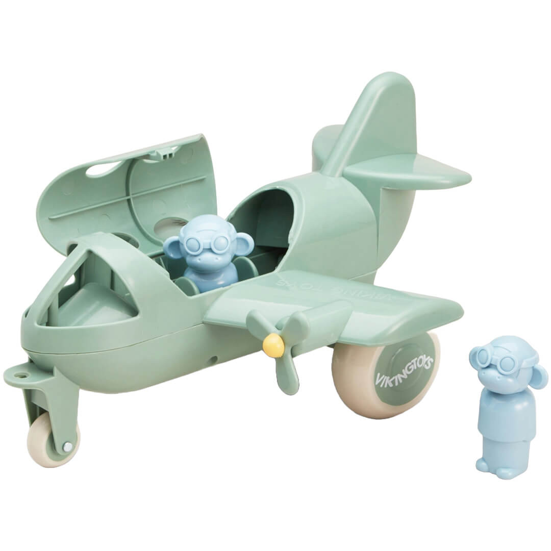Viking Toys groen speelgoedvliegtuig met een blauw aapje als piloot en een tweede aapje ernaast.
