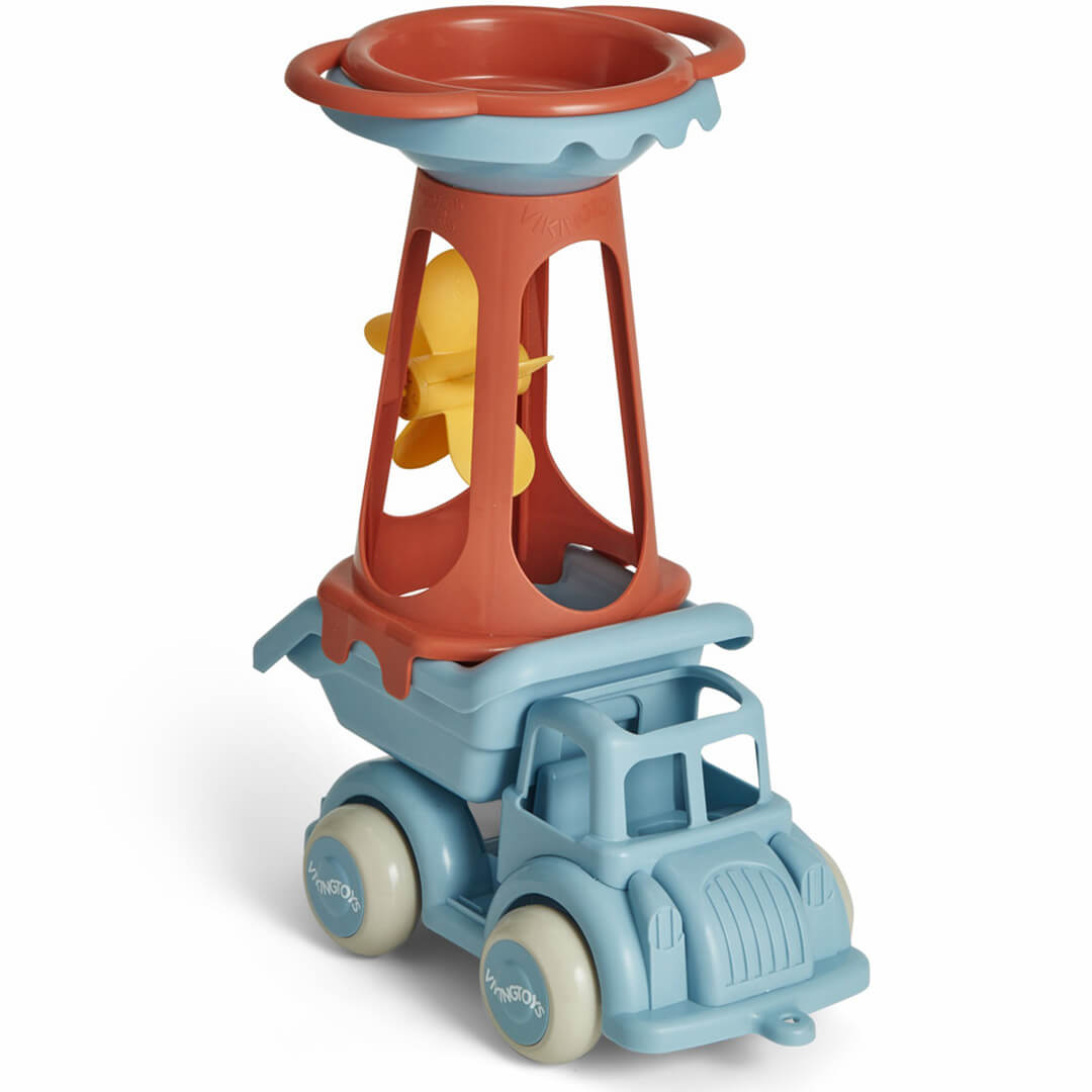Viking Toys Re:line zand- en watermolen met kiepwagen, een blauwe kiepwagen met daarop een rode en blauwe zand- en watermolen met gele schoepen.