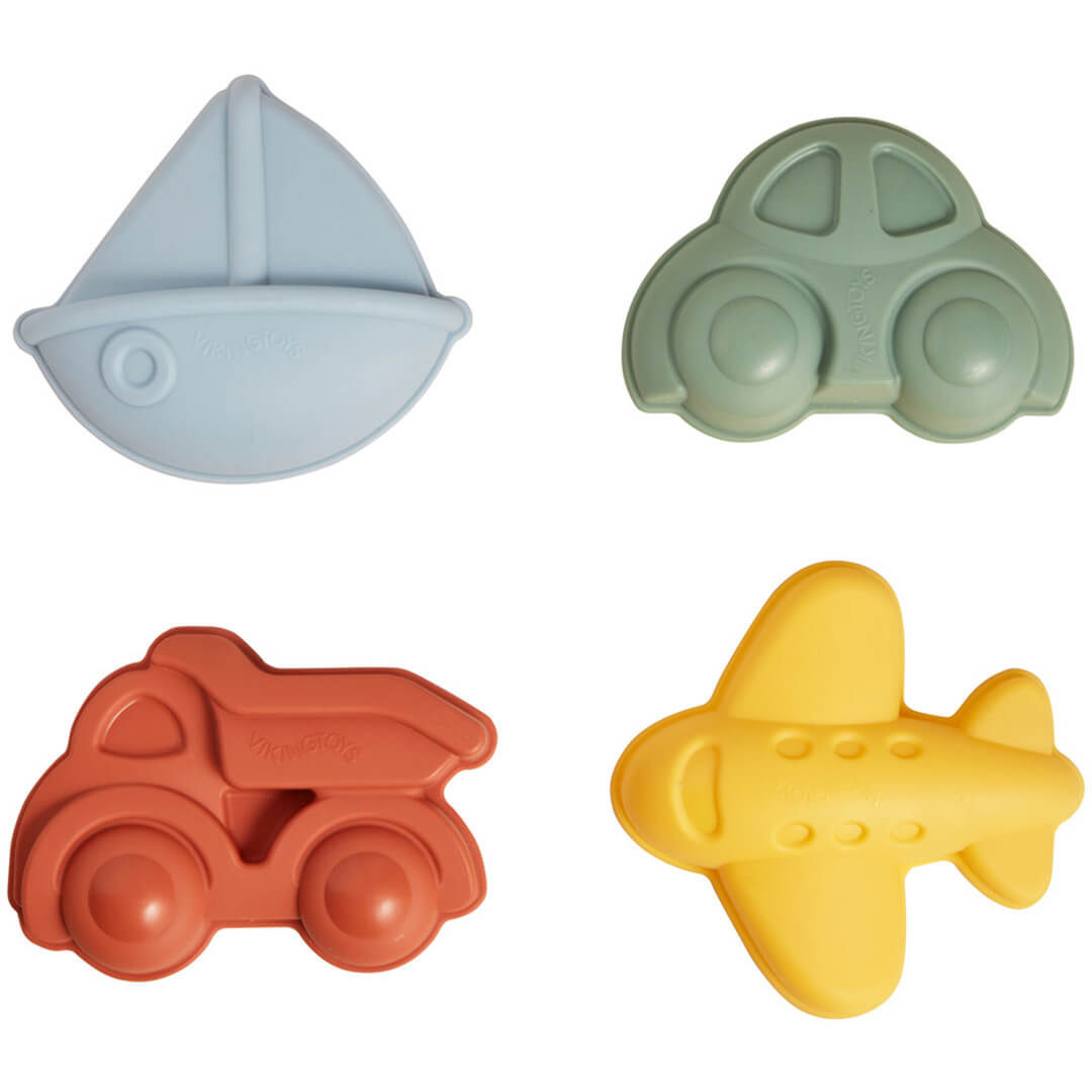 Vier Viking Toys re:line zandvormpjes in de vorm van een blauwe boot, groene auto, oranje kiepwagen en gele vliegtuig.