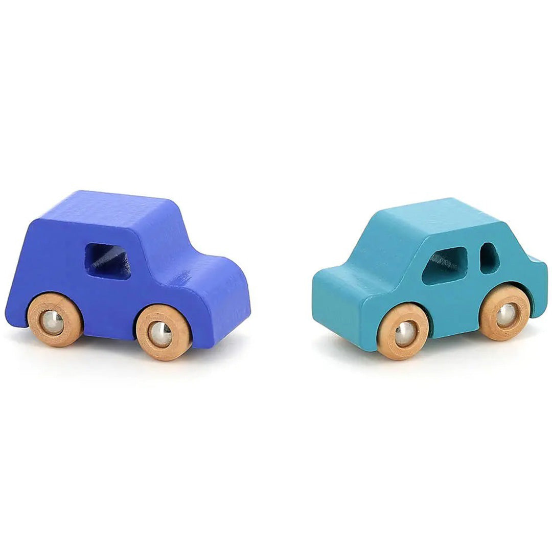Een blauwe Vilac houten speelgoedauto en een teal Vilac houten speelgoedauto staan naast elkaar.