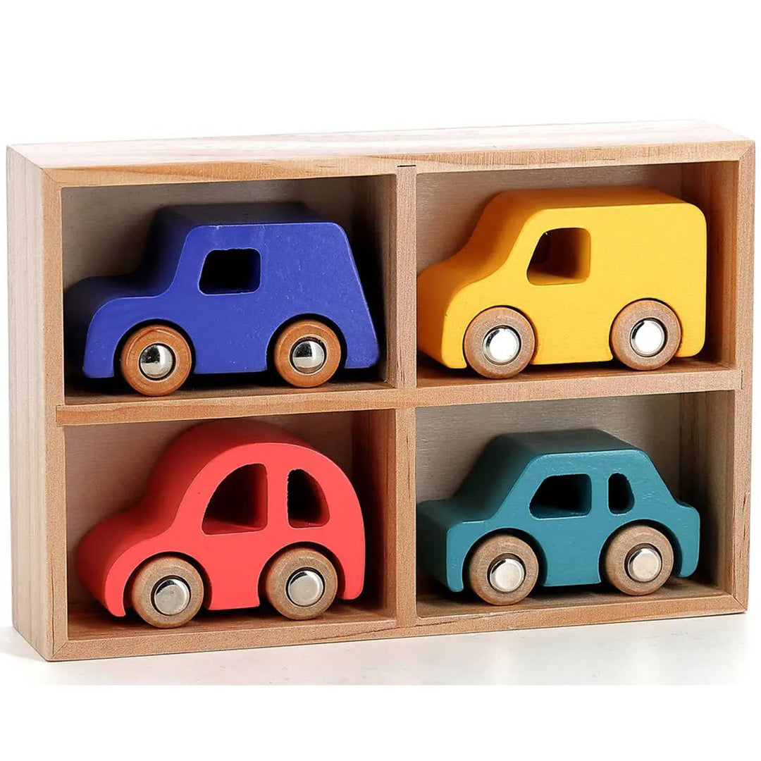Vier Vilac houten speelgoedauto's in blauw, geel, rood en teal, gepresenteerd in een houten opbergrek.