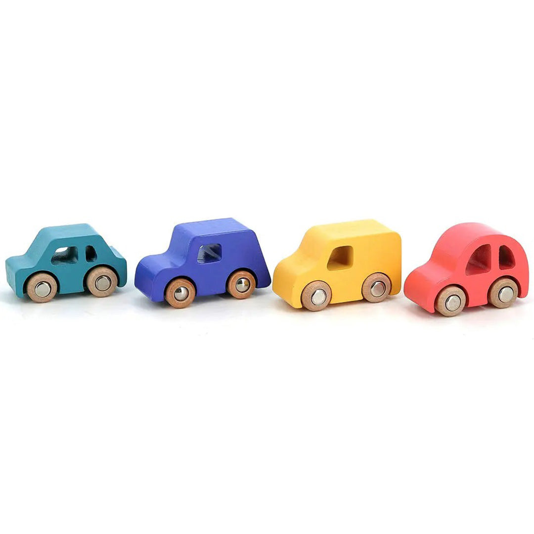 Vier Vilac houten speelgoedauto's in teal, blauw, geel en rood staan op een rij.