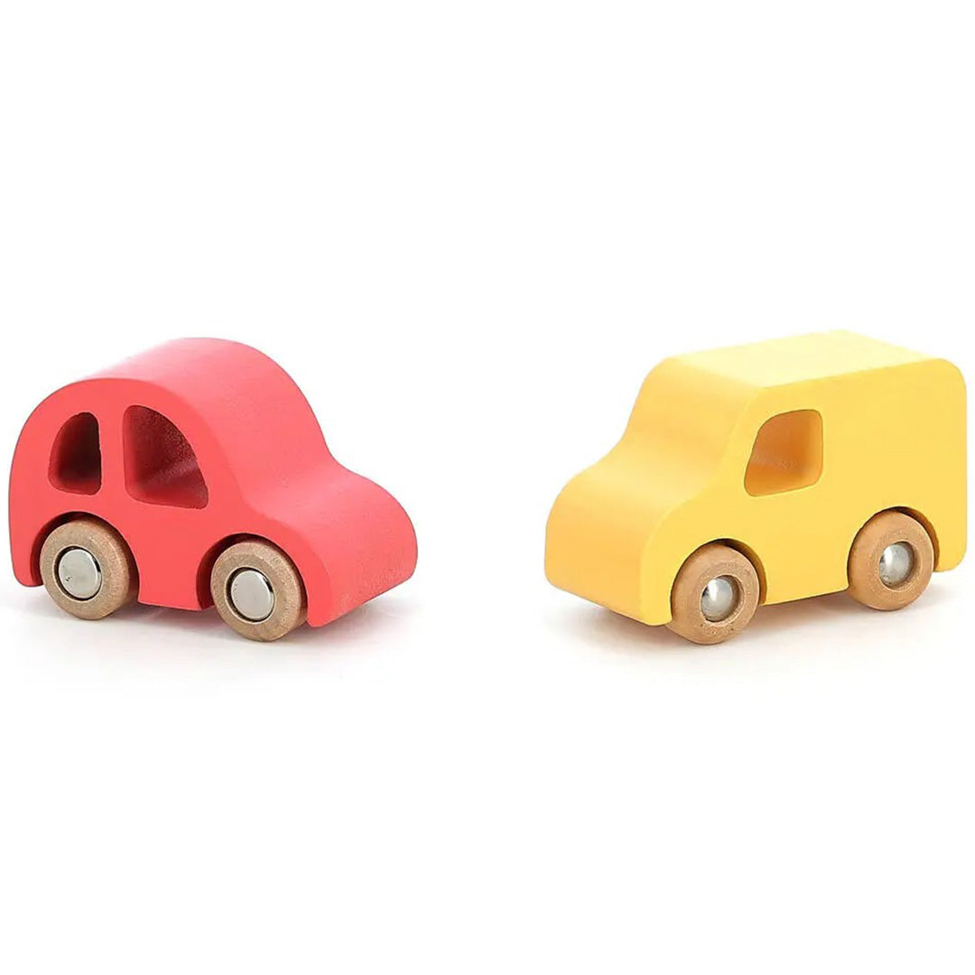 Een rode Vilac houten speelgoedauto en een gele Vilac houten speelgoedbusje staan naast elkaar.