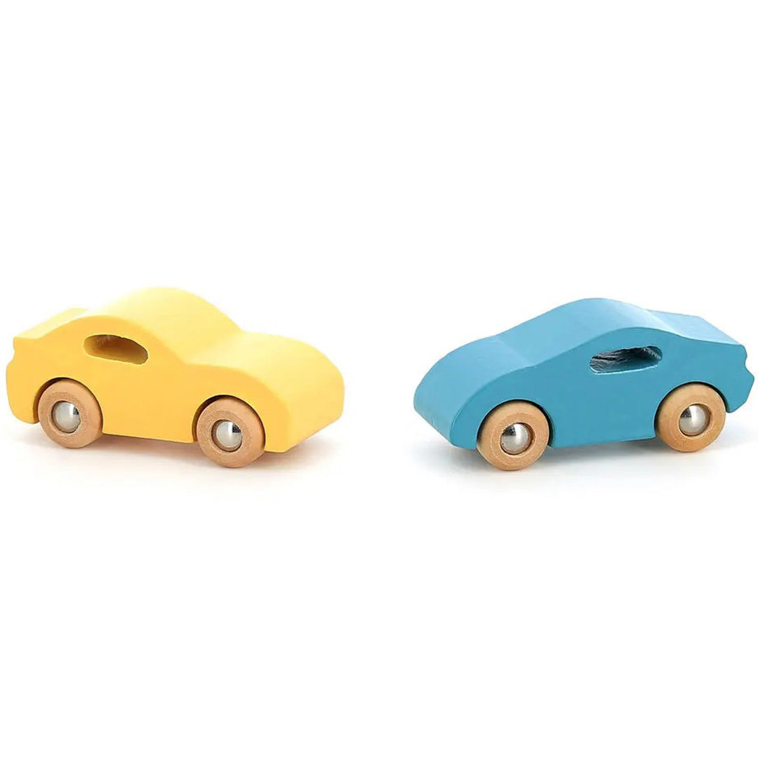 Twee Vilac houten speelgoedauto's, een gele en een blauwe, naast elkaar op een witte achtergrond.
