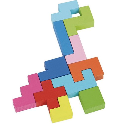 Een 2D-figuur, lijkend op een giraffe, gemaakt van de kleurrijke geometrische houten blokken van de Vilac Astublok puzzel.
