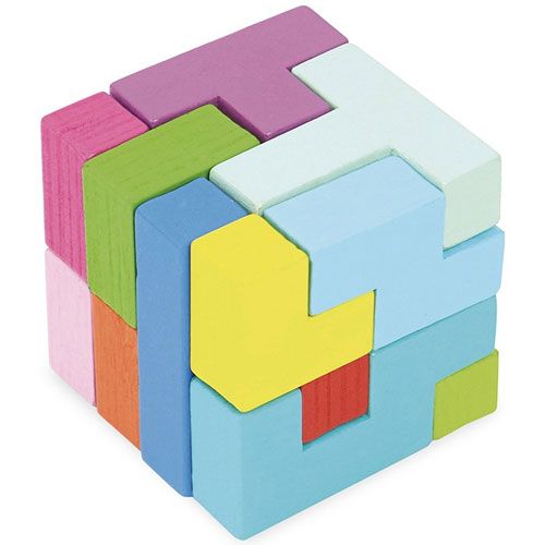 Een 3D-kubus gemaakt van de kleurrijke geometrische houten blokken van de Vilac Astublok puzzel.
