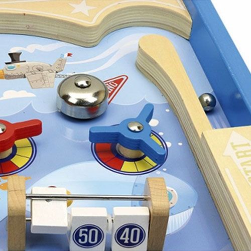 Detail van het Vilac houten flipperspel met een bel en houten vliegtuigje.