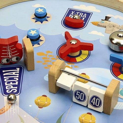 Detail van het Vilac houten flipperspel met houten obstakels en een scoreteller.