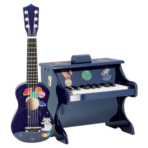 Vilac speelgoedgitaar en een bijpassende speelgoedpiano, beide met een donkerblauwe ruimteprint en dieren.