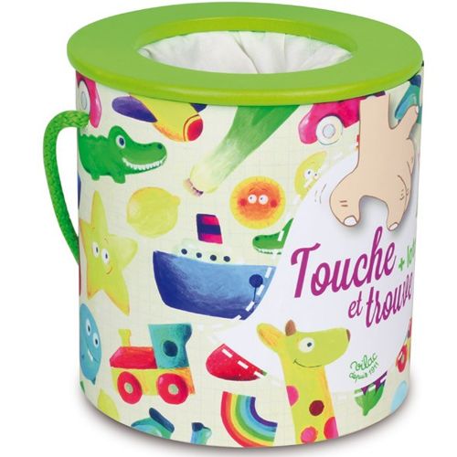 De stoffen emmer van het Vilac herkenningsspel 'Touche et trouve' met groene deksel en handvat, bedrukt met kleurrijke figuren.