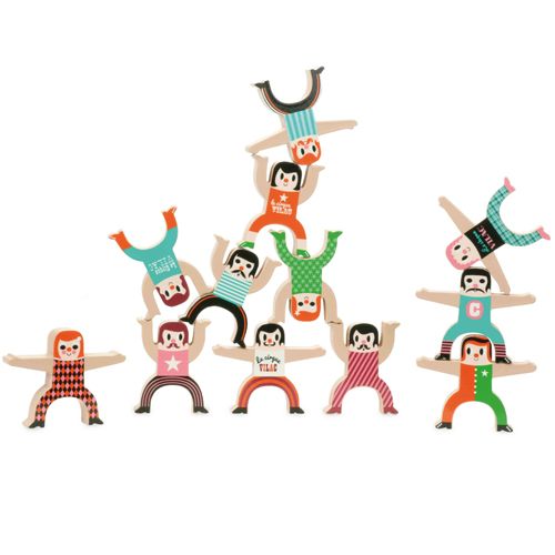 Vilac houten stapelspel met acrobatische figuren die een toren vormen.