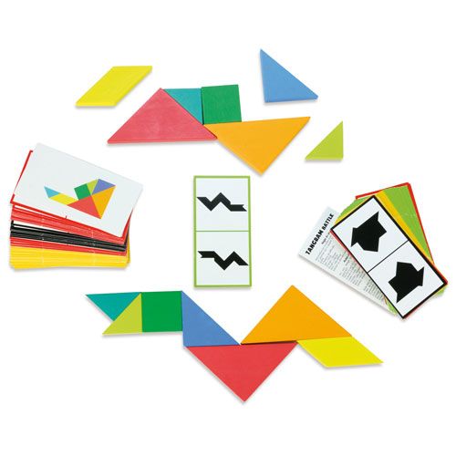 Vilac houten tangram puzzelstukken en patroonkaarten verspreid op een witte ondergrond.
