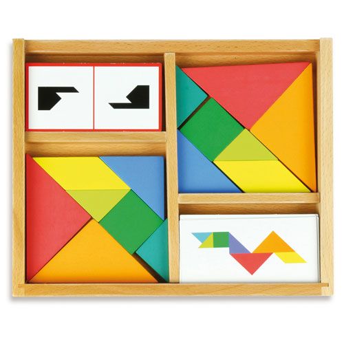 Vilac houten tangram puzzel in een houten opbergdoos met kleurrijke stukken en voorbeeldkaarten.