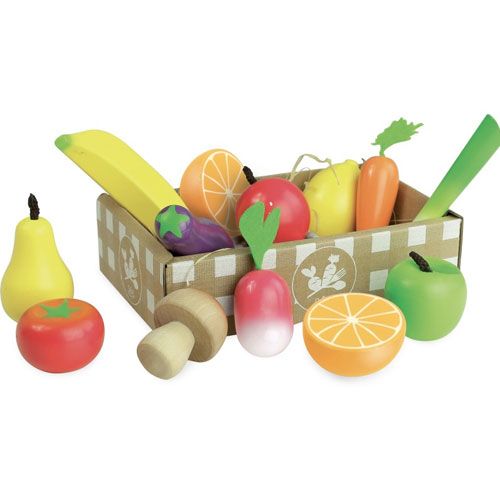 Vilac houten speelgoed groenten en fruit in een kartonnen kistje, met enkele items ernaast.