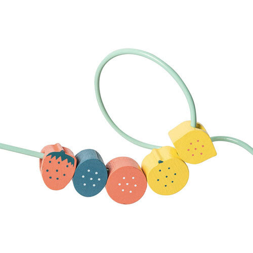 Detail van de looping met kleurrijke houten fruitkralen op de Vilac kinderkeuken.