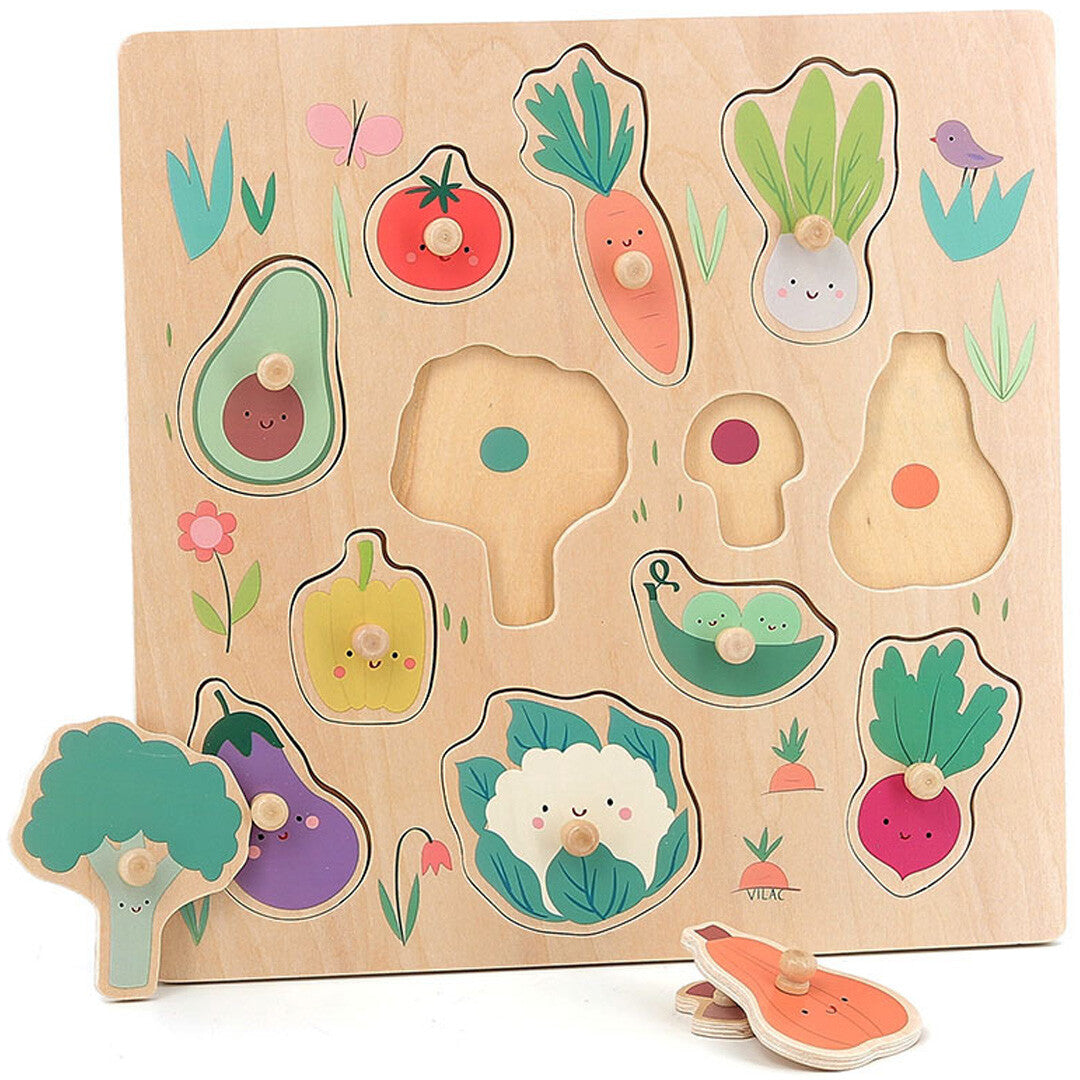 Vilac houten knoppuzzel voor peuters met vrolijke groentestukken, waarvan enkele uit de puzzel zijn gehaald.