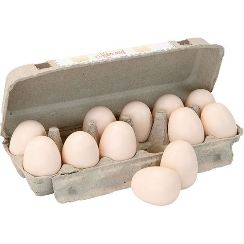 Een open kartonnen eierdoos met 12 beige houten speelgoedeieren.
