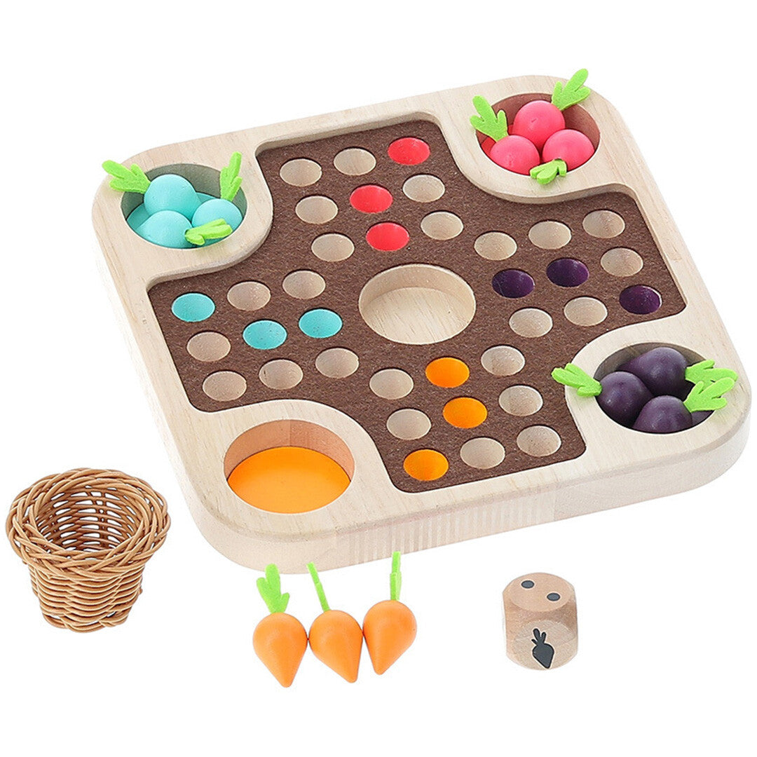 Houten moestuin bordspel met losse rieten mand, drie oranje wortelstukjes en een houten dobbelsteen.