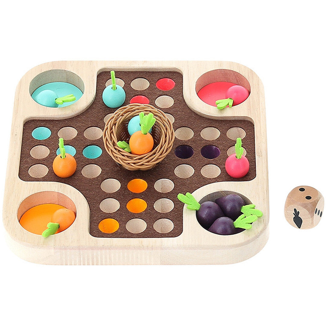 Houten moestuin bordspel met gekleurde groentestukjes in de gaten en een rieten mandje, met een houten dobbelsteen ernaast.