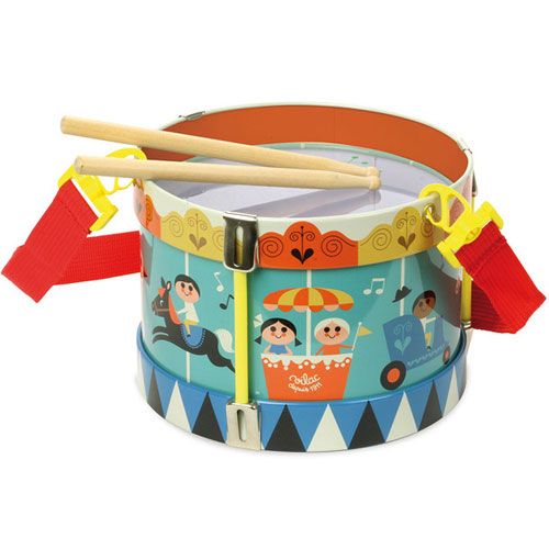 Vilac muziekspeelgoed drum met draaimolenfiguren, drumstokken en rode draagbanden.