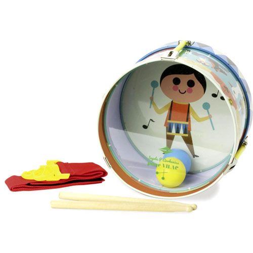 Vilac muziekspeelgoed drum met een drumspelend figuur op de bovenkant en losse drumstokken.