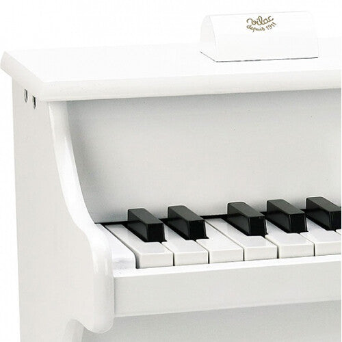 Detailopname van de witte toetsen en het Vilac logo op de houten speelgoedpiano.