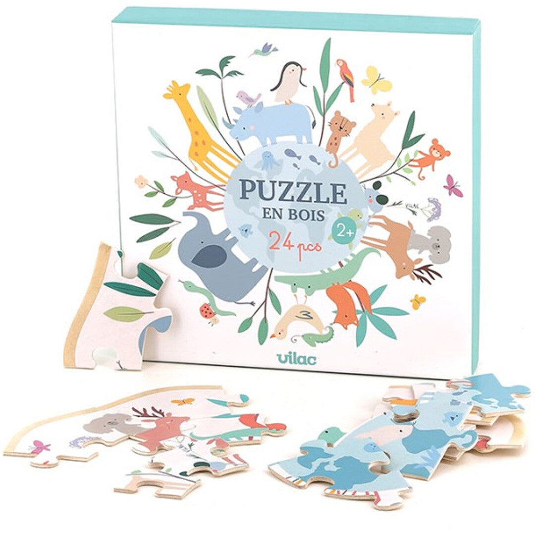 Verpakking van de Vilac houten puzzel 'De wereld rond' met losse puzzelstukken ervoor.