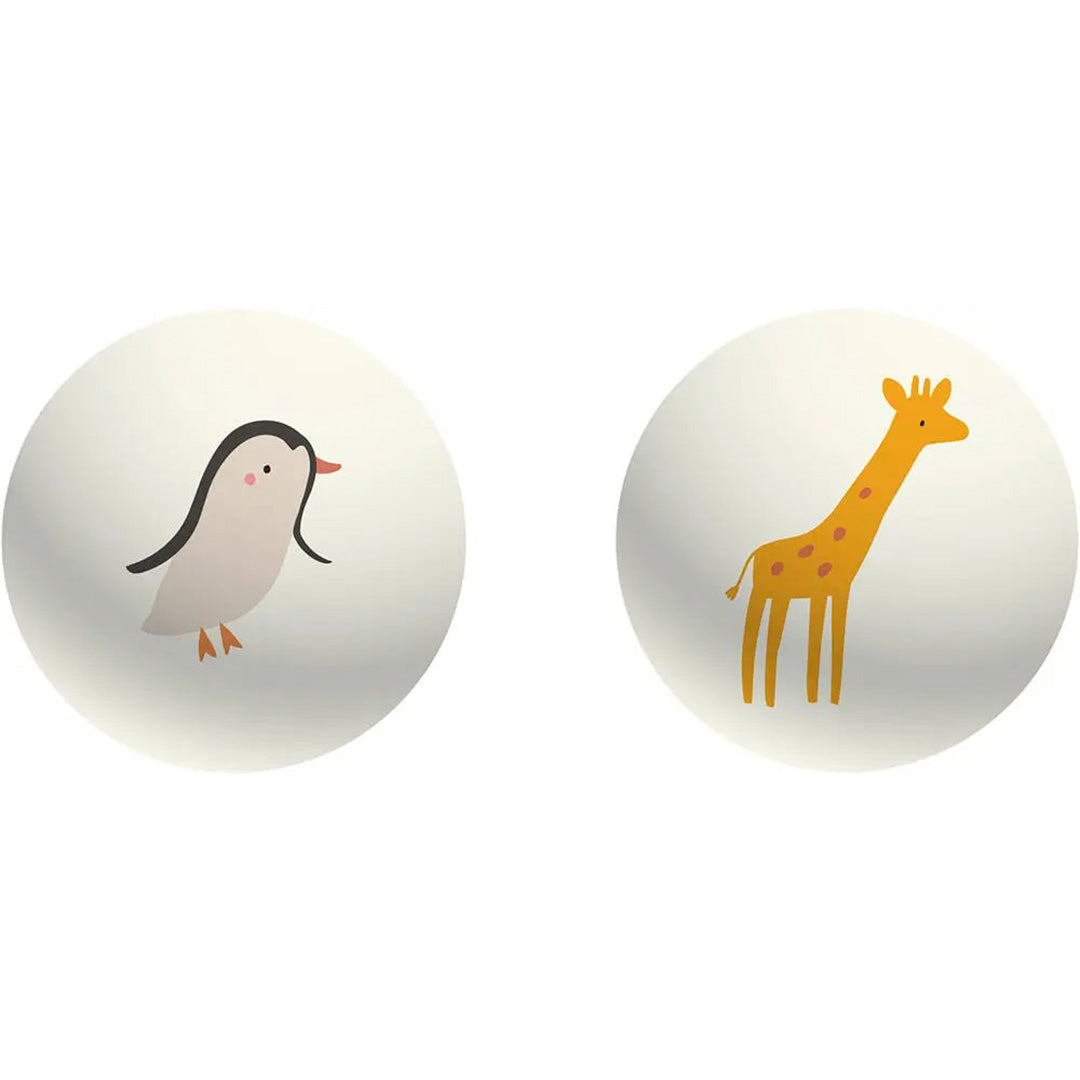 Detailfoto van de illustraties op de maraca, met een pinguïn en een giraf.