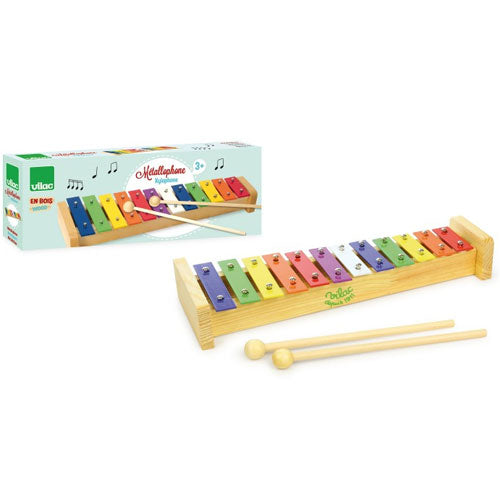 Vilac houten xylofoon met regenboogkleurige toetsen en twee stokjes, naast de productverpakking.