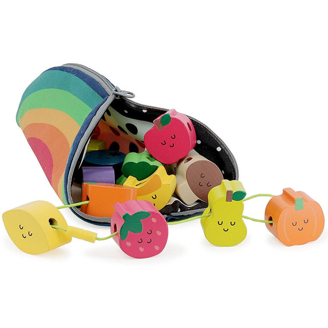 Vilac rijgkralen tutti frutti met houten fruit- en groentekralen die uit de open regenboog opbergzak komen.
