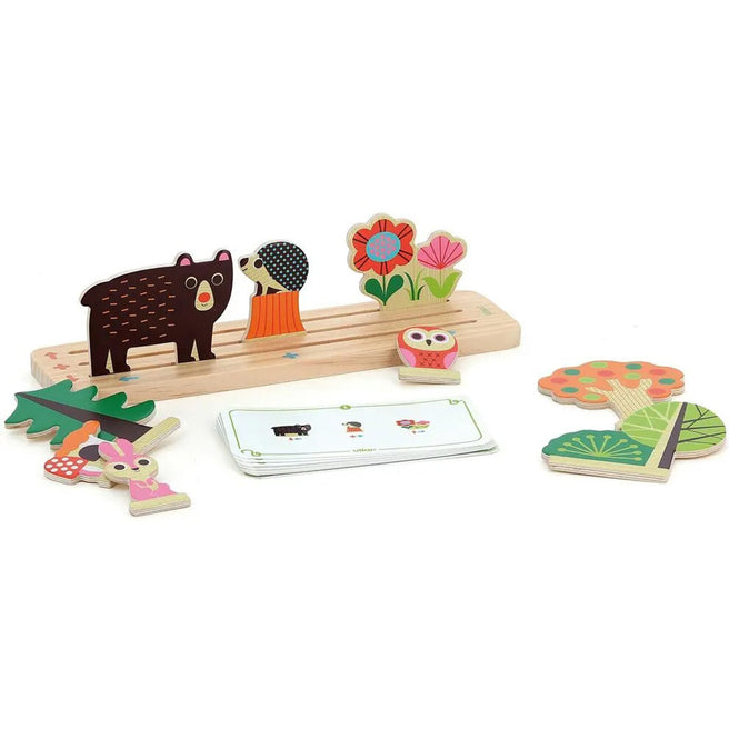 Vilac houten solospel met bosdieren, bomen en bloemen op een speelbord, met een stapel opdrachtkaarten.