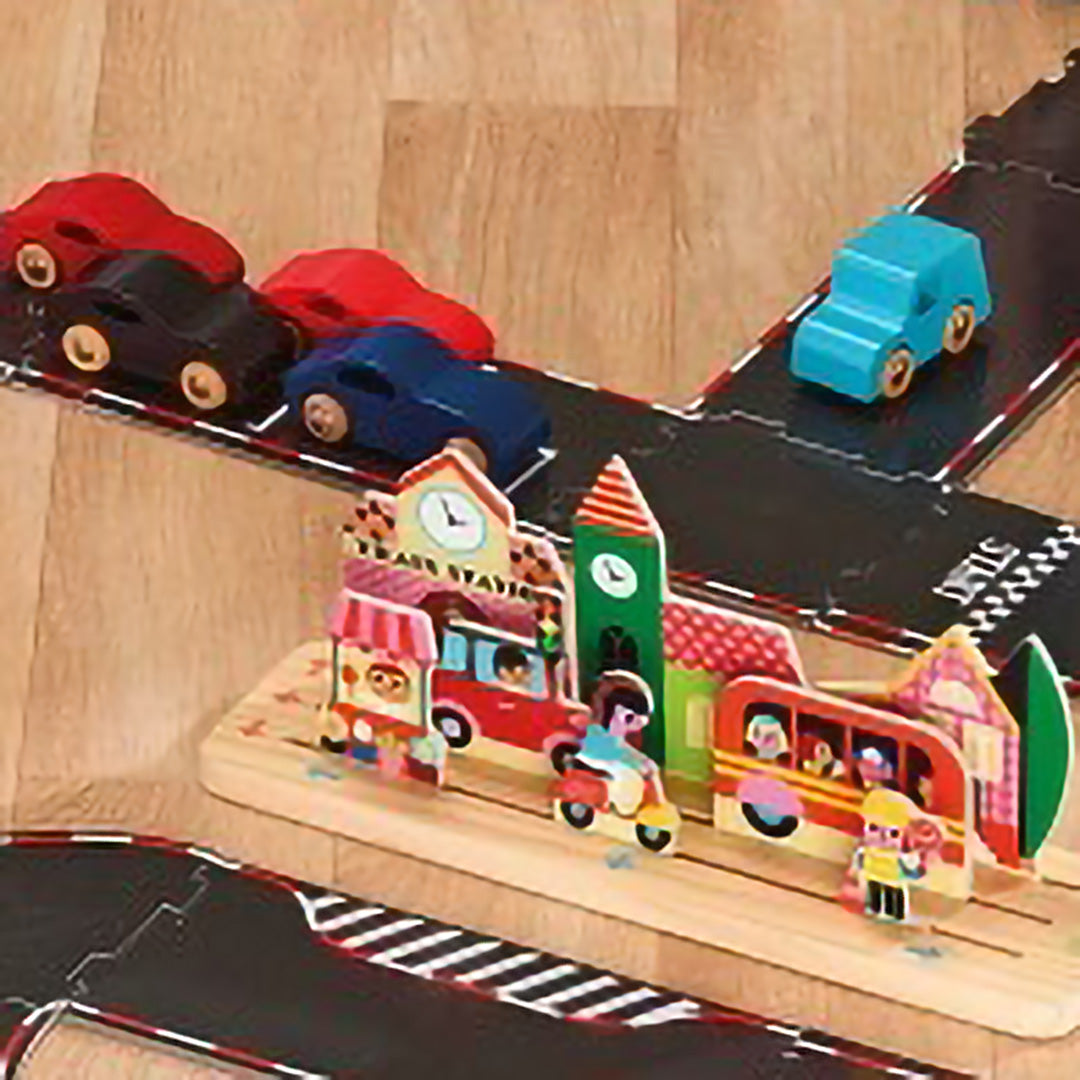 Vilac houten stadsthema bouwset op een speelmat met extra houten auto's.