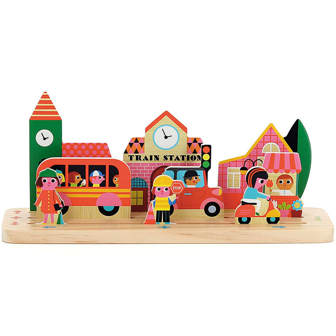 Vilac houten solospel bouwset met stadsthema, bestaande uit gebouwen, voertuigen en figuren op een houten basis.
