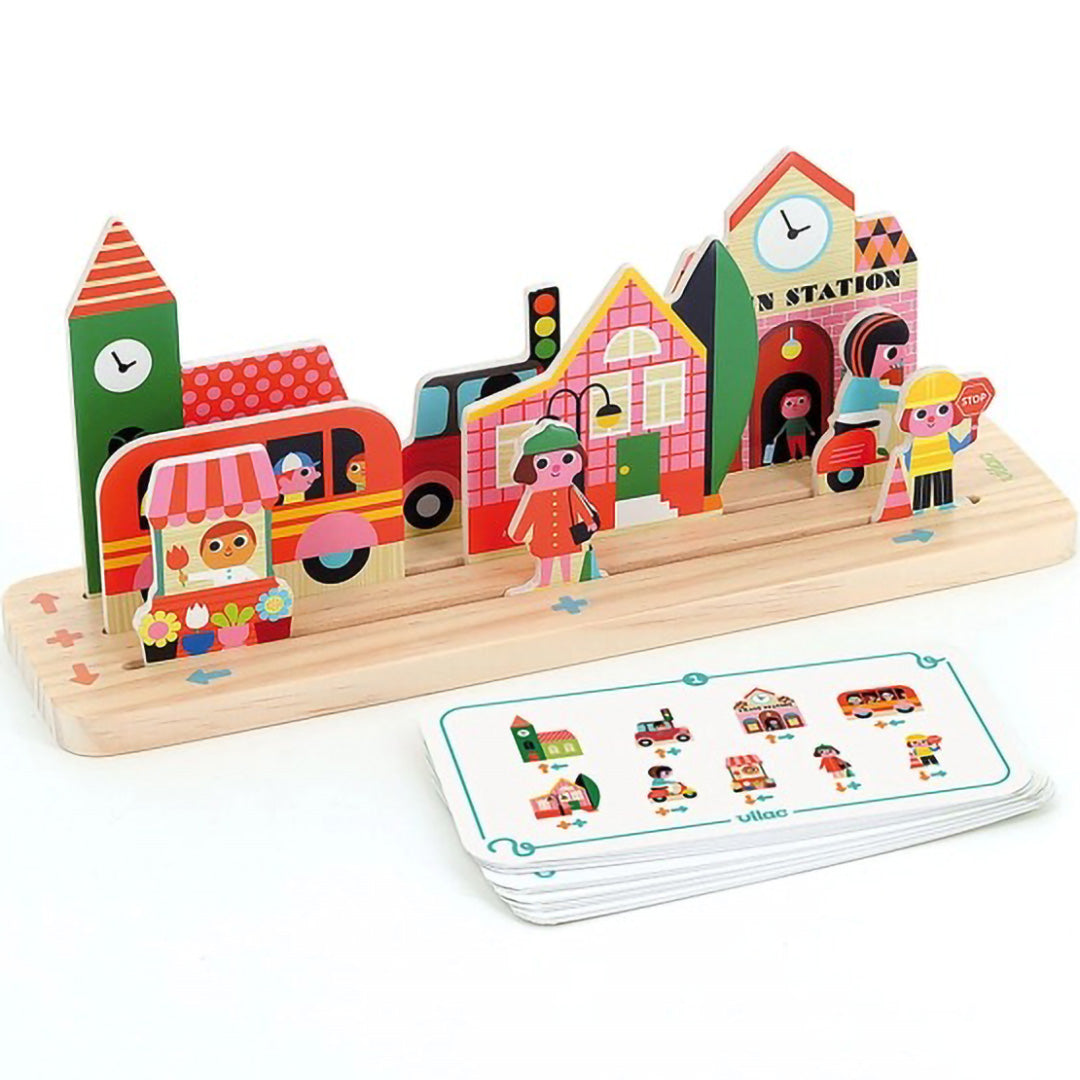 Vilac houten solospel bouwset met stadsthema, inclusief gebouwen, voertuigen, figuren en speelkaarten.
