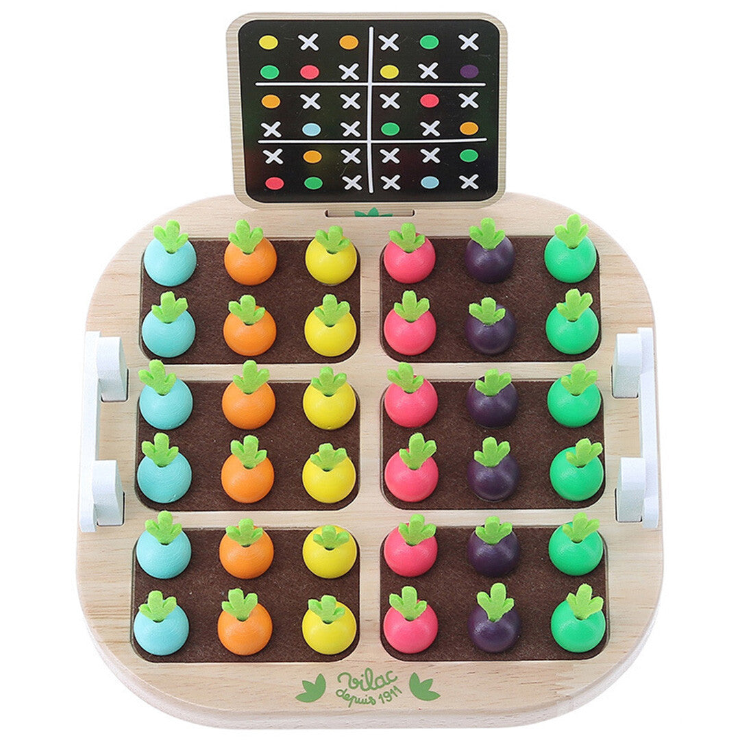 Vilac houten moestuin sudoku spel met alle gekleurde groenten in het speelbord, van bovenaf gezien.