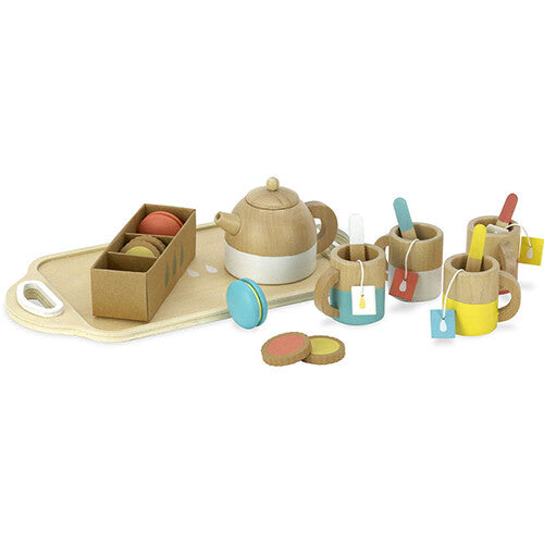 Vilac houten theeservies met theepot, vier kopjes, lepels, theezakjes en macarons op een dienblad.