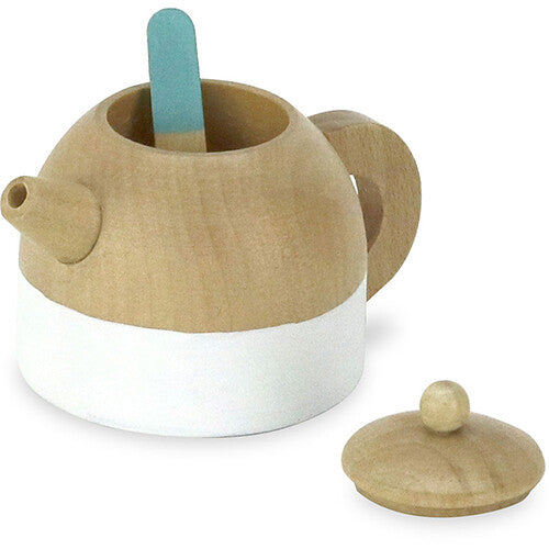 Detail van een Vilac houten theepot met witte onderkant en een lichtblauwe lepel.