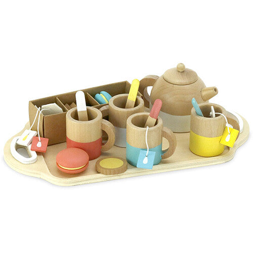 Vilac houten theeservies met theepot, vier gekleurde kopjes, lepels, theezakjes en macarons op een dienblad.
