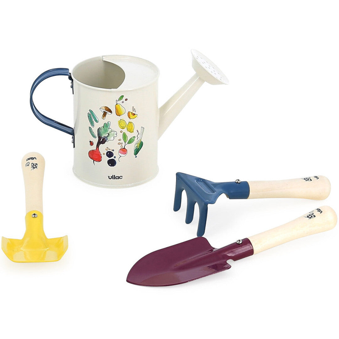 Vilac tuingereedschap set met een witte gieter met biologisch moestuin patroon, een gele handhark, een blauwe hark en een paarse troffel.
